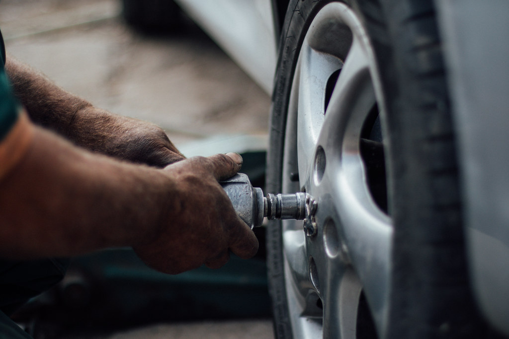Removing a wheel with an impact wrench during a tyre change