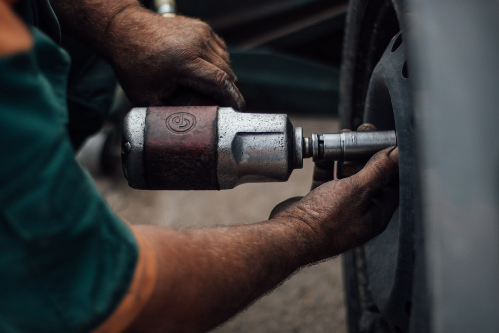 Torquing a wheel during tyre service